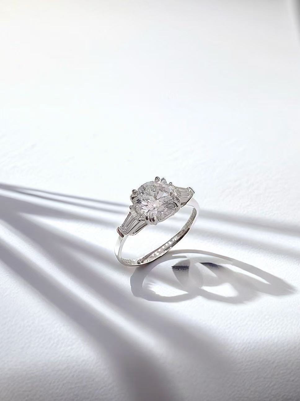 18K White Gold IGI-Certified Lab-Grown Diamond Pairing Ring with Tapered Square Design